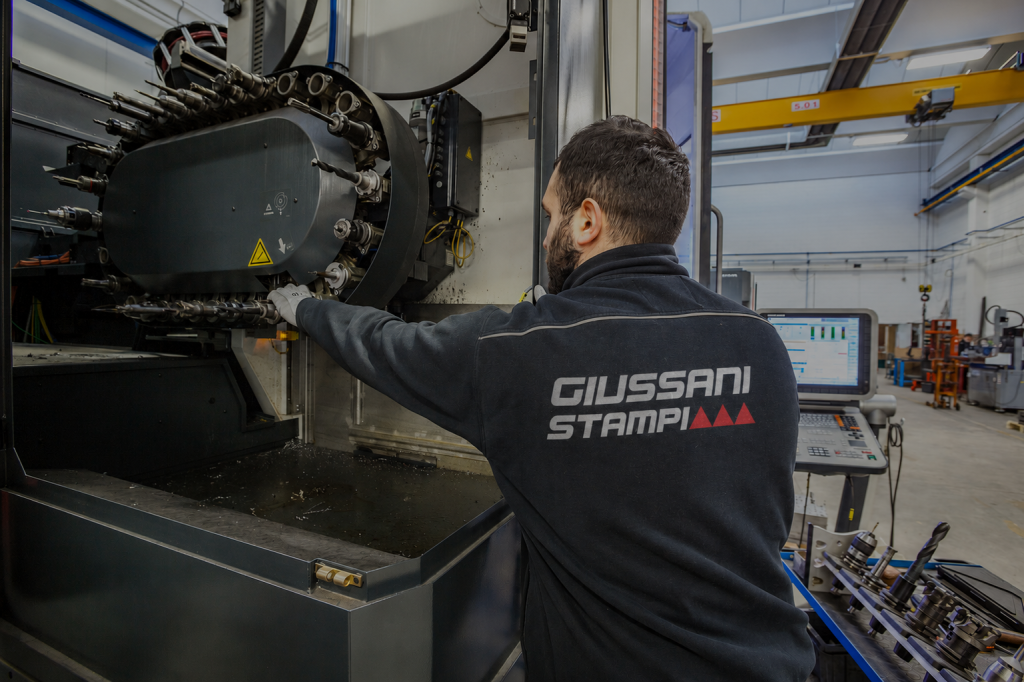 Operatore al centro di lavoro CNC